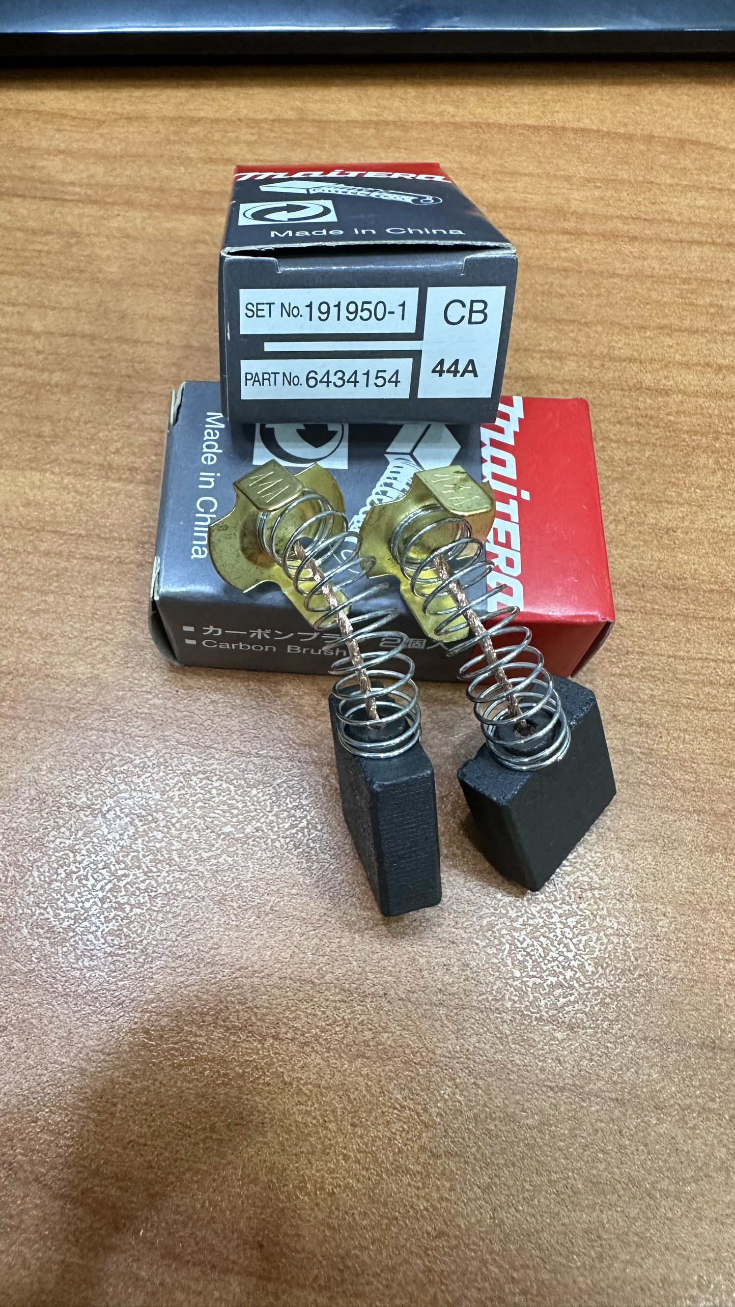 (maitera) 1 cặp chổi than 44a (đục hitachi ph-65a, cắt sắt hitachi, dekton, dewalt)