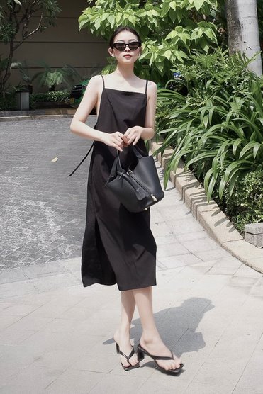 [NHẬP MÃ NOVFALAZSOCIAL02 GIẢM 40K ĐƠN 199K  ]  Đầm Maybi midi suông lụa 2 dây khoét lưng