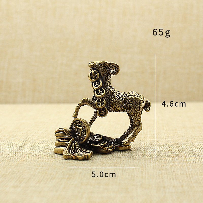 Tượng đồng thau hình con dê đứng ngậm tiền - kích thước: 4.7 x 5.1cm