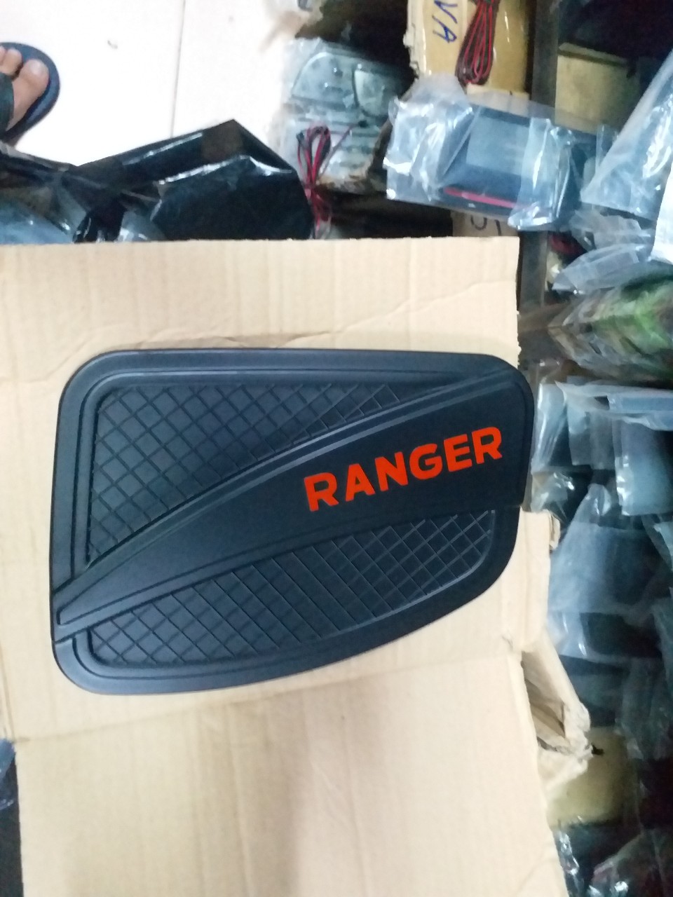 Ốp nắp bình xăng đen xe Ford Ranger đời 2013 đến 2021 ( Không dành cho bản Raptor)