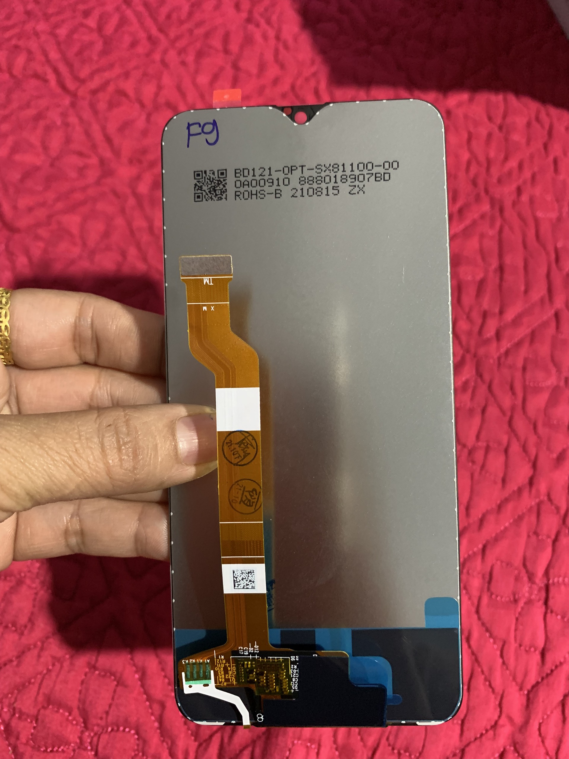 màn hình oppo F9 có tặng kèm keo dán màn