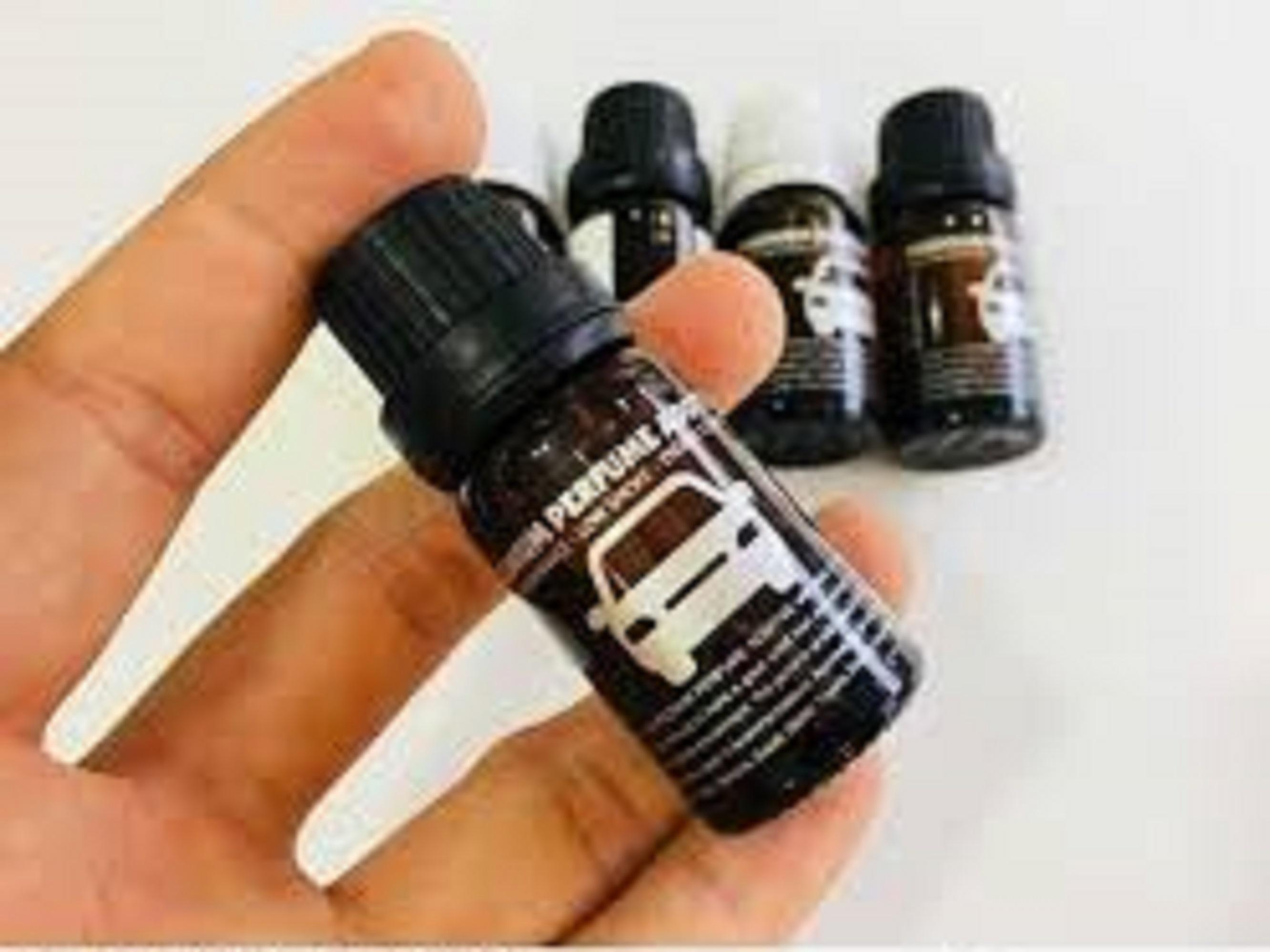 Tinh dầu thơm pha xăng xe 2 thì mùi Singum 10ml ( nắp đen)