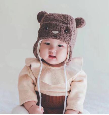 Mũ gấu lông cừu buộc dây cho bé