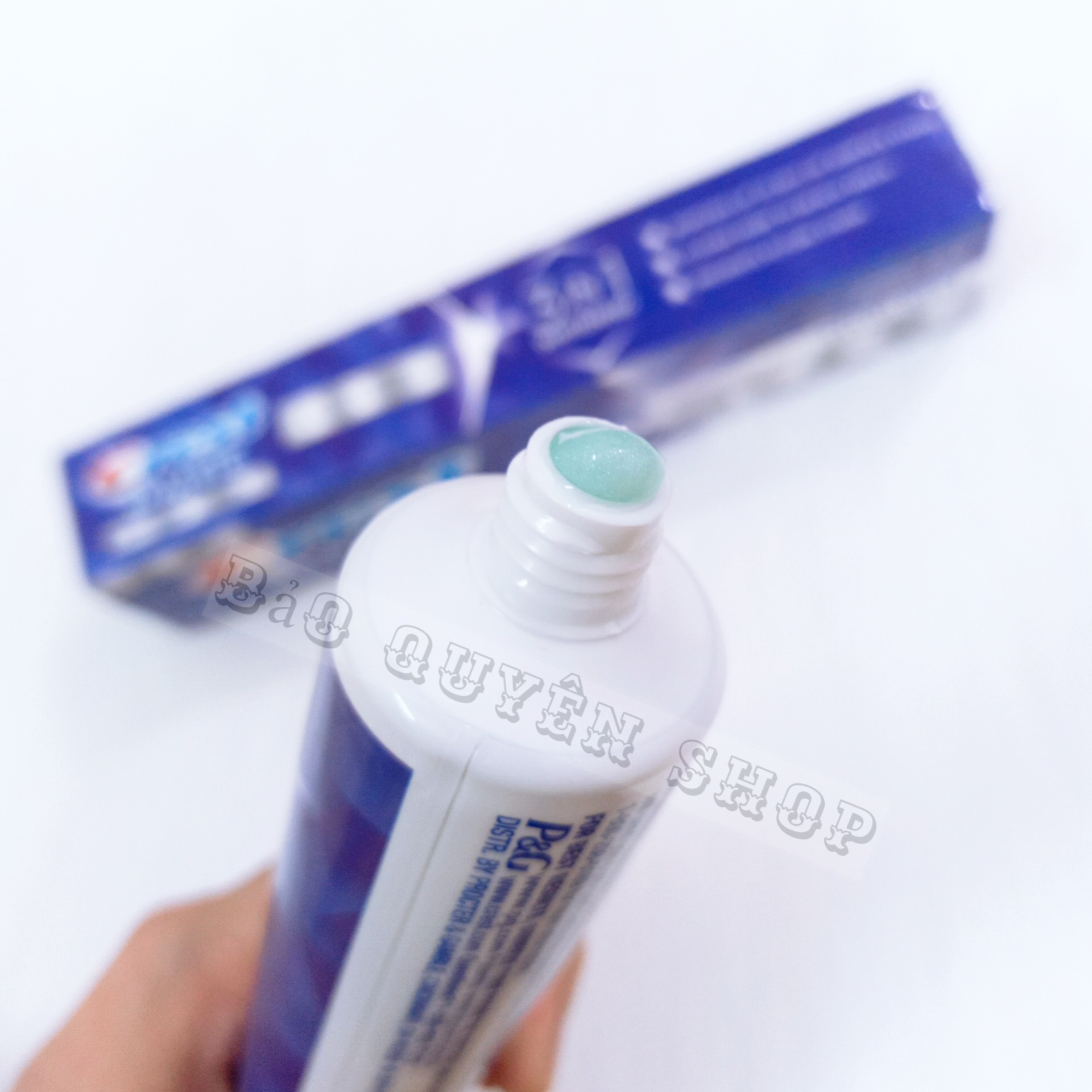 Kem đánh trắng răng Crest 3D White Vivid Mint Ultra 158g