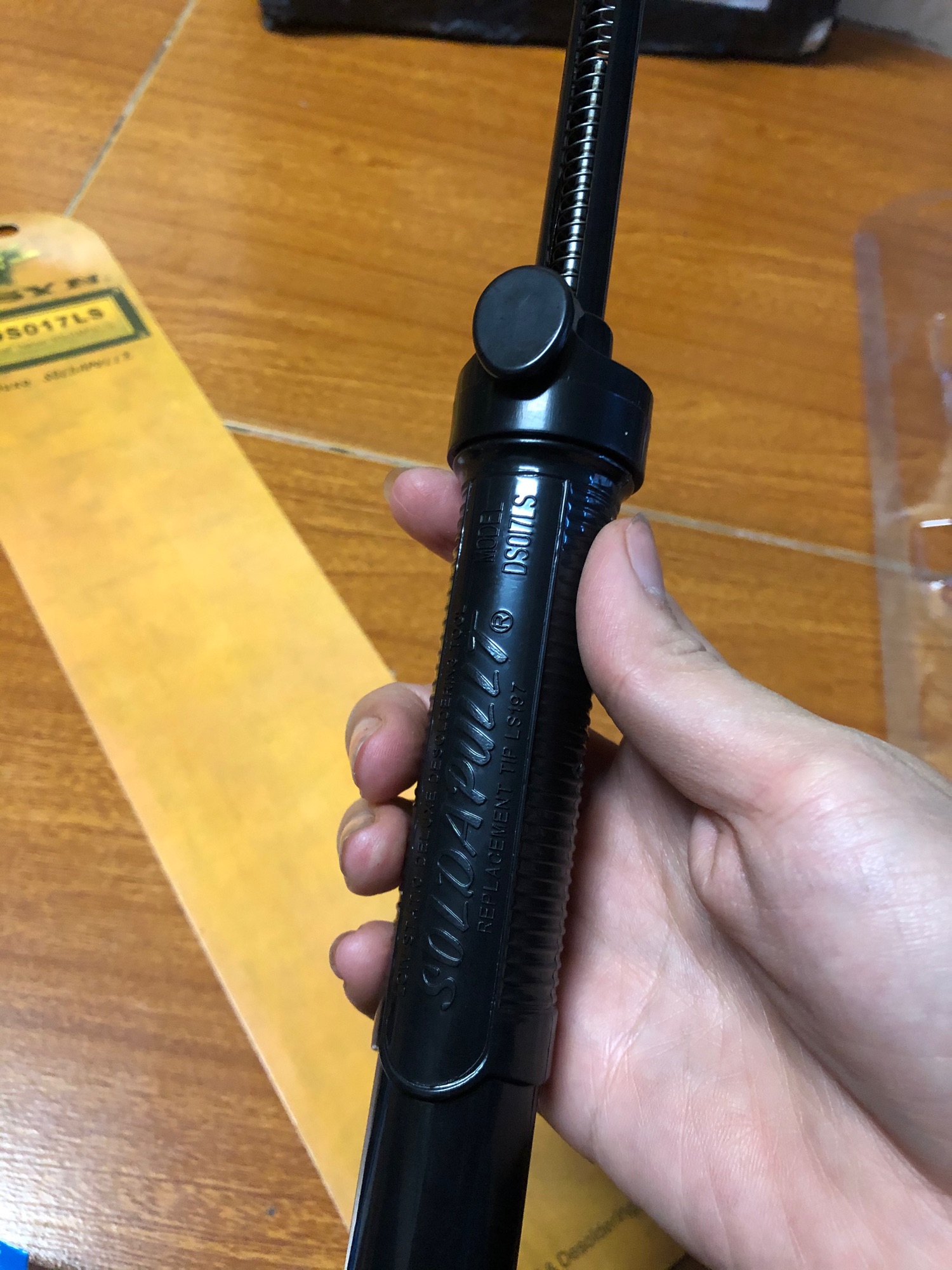 Hút thiếc cầm tay DS017LS