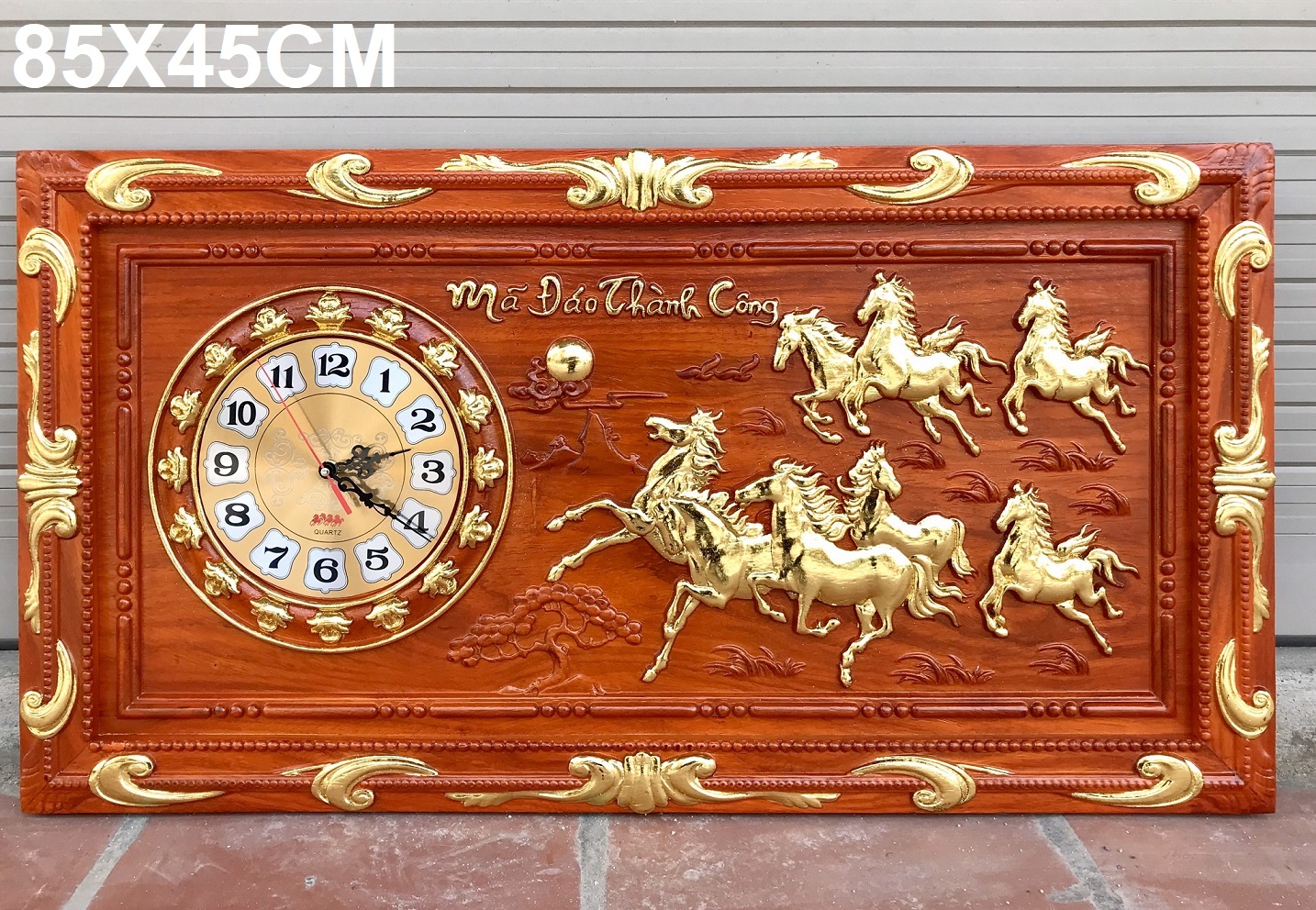 TRANH ĐỒNG HỒ TÀI LỘC- TRANH TÀI LỘC - ĐỒNG HỒ TÀI LỘC - ĐỒNG HỒ GỖ-TRANH GỖ - TRANH TREO TƯỜNG - TRANH TRANG TRÍ - TRANH MÃ ĐÁO THÀNH CÔNG- TRANH BÁT MÃ-  GỖ HƯƠNG (85X45CM)