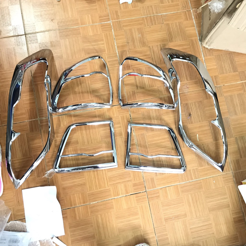 Ốp trang trí viền đèn hậu fortuner 2012-2016