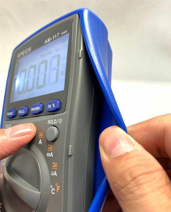 Đồng hồ vạn năng hiện số APECH AM-117, đo điện áp, dòng điện, điện trở, kiểm tra diode, đo nhiệt độ, màn hình LCD lớn, nút xoay chọn chức năng, đầu dò màu đỏ đen, phù hợp sửa chữa điện gia dụng.
