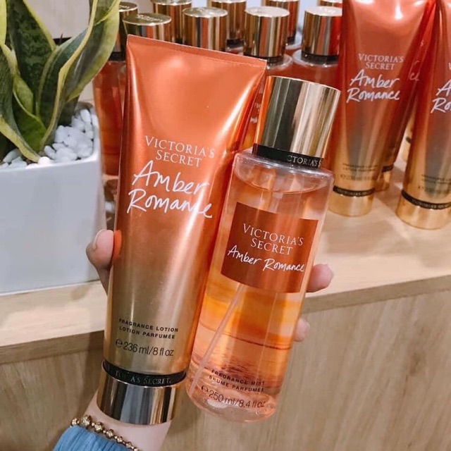 Xịt thơm Victoria's Secret - Amber Romance  ( 250mL )