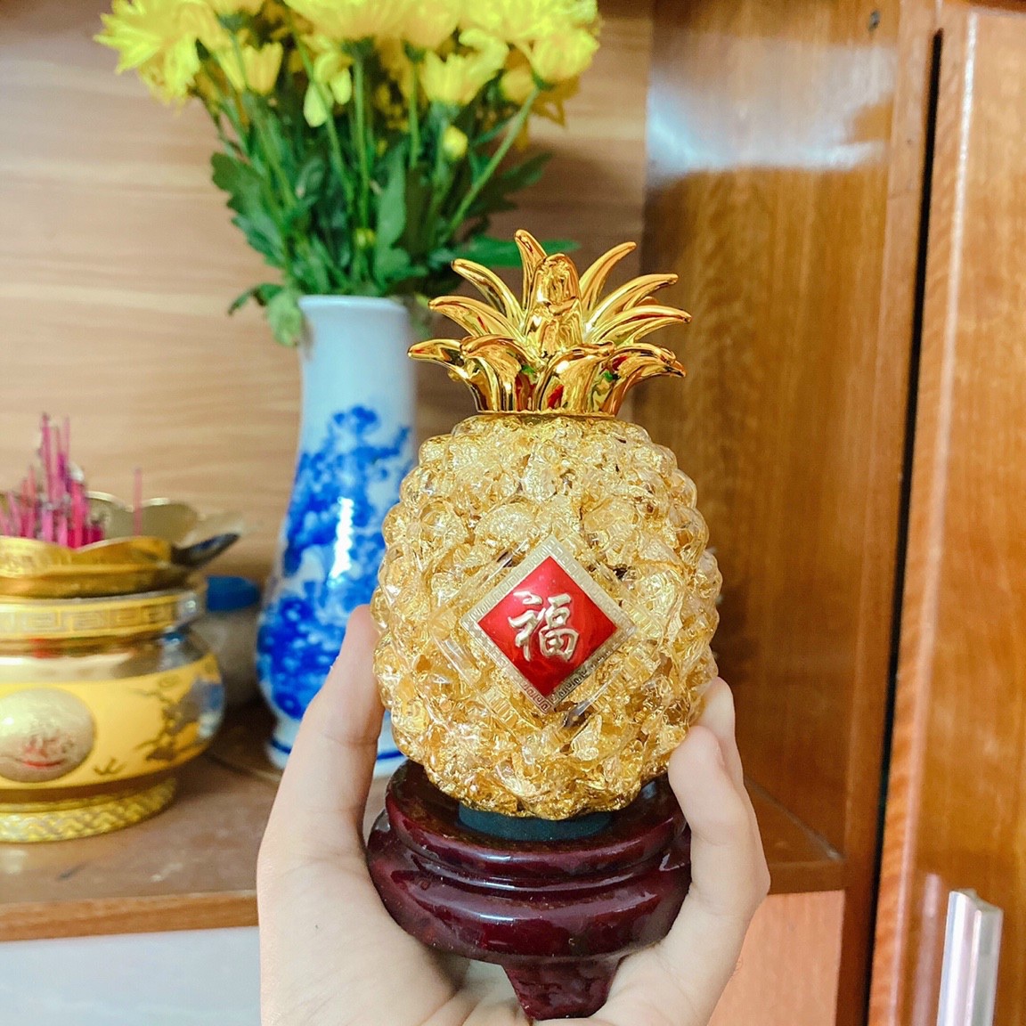 Quả thơm lá vàng phong thủy chiêu tài, lộc kèm đế gỗ trang trí bàn thờ ông thần tài thổ địa