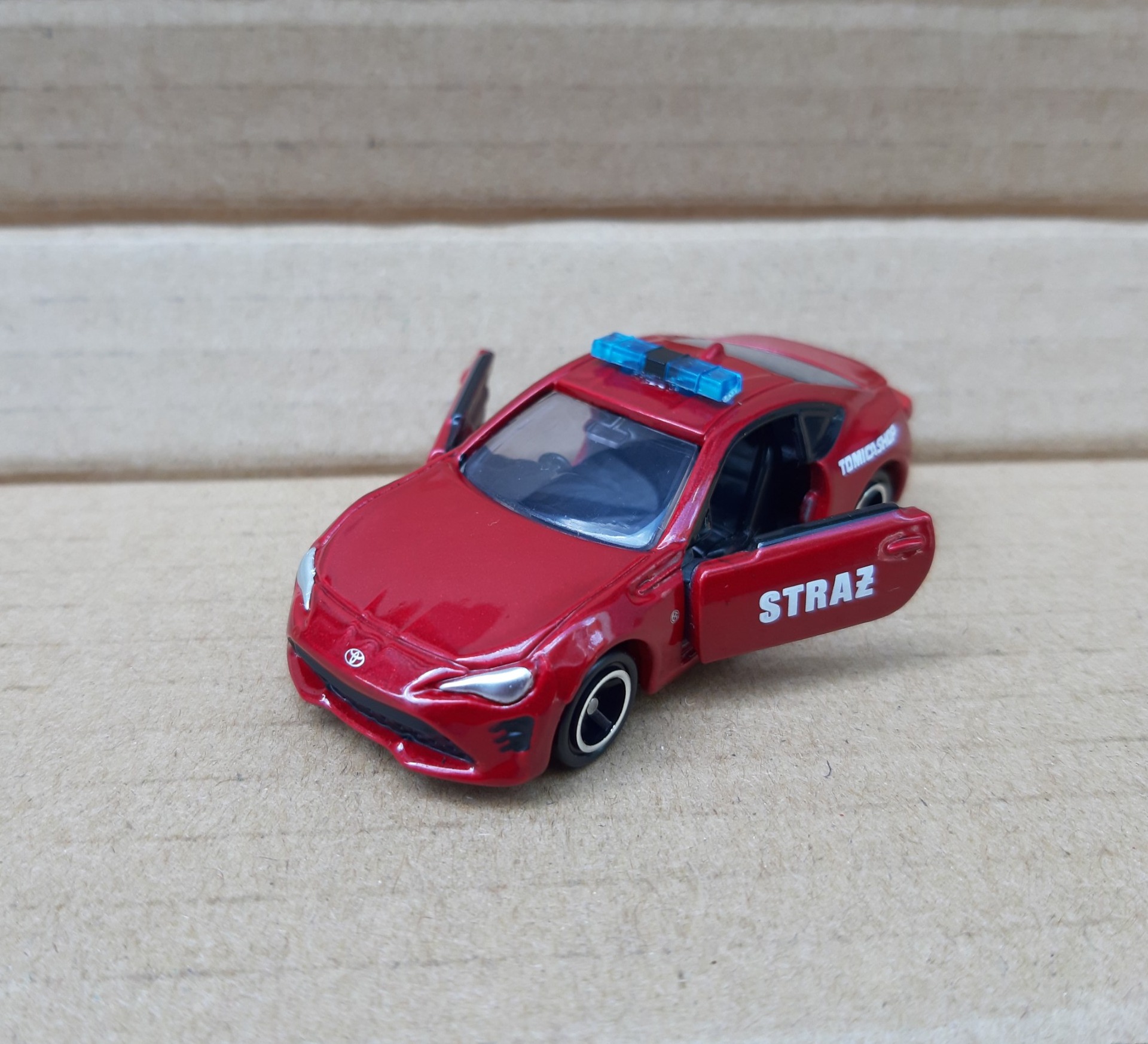 Xe mô hình Tomica - Xe C.sat Toyota 86 màu đỏ mở được cửa giá rẻ