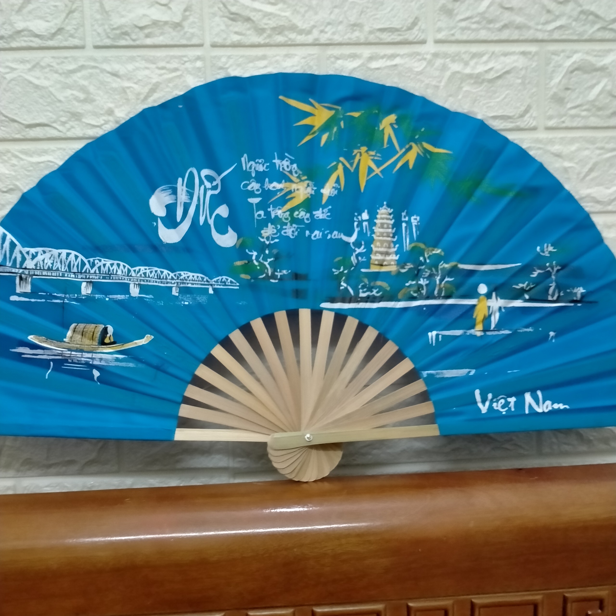 Quạt vải Huế dài 25cm ( xòe ra 45cm, nặng 50g  giao màu ngẫu nhiên )