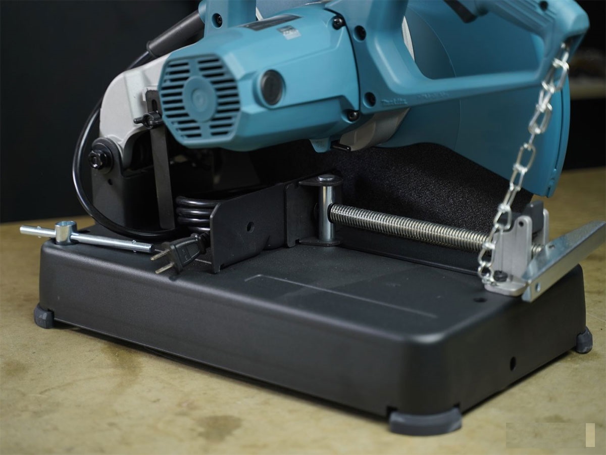 Máy cắt sắt Makita M2400B