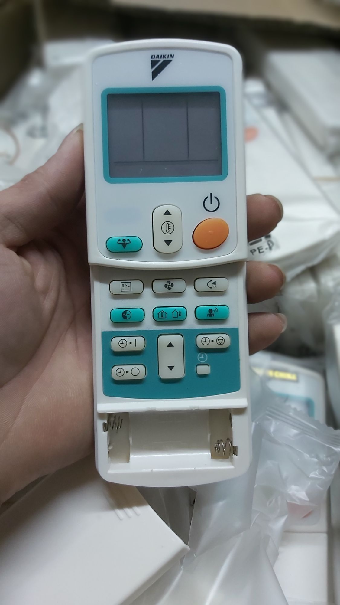 điều khiển điêu hòa DAKIN 1 mặt xanh 1 nut