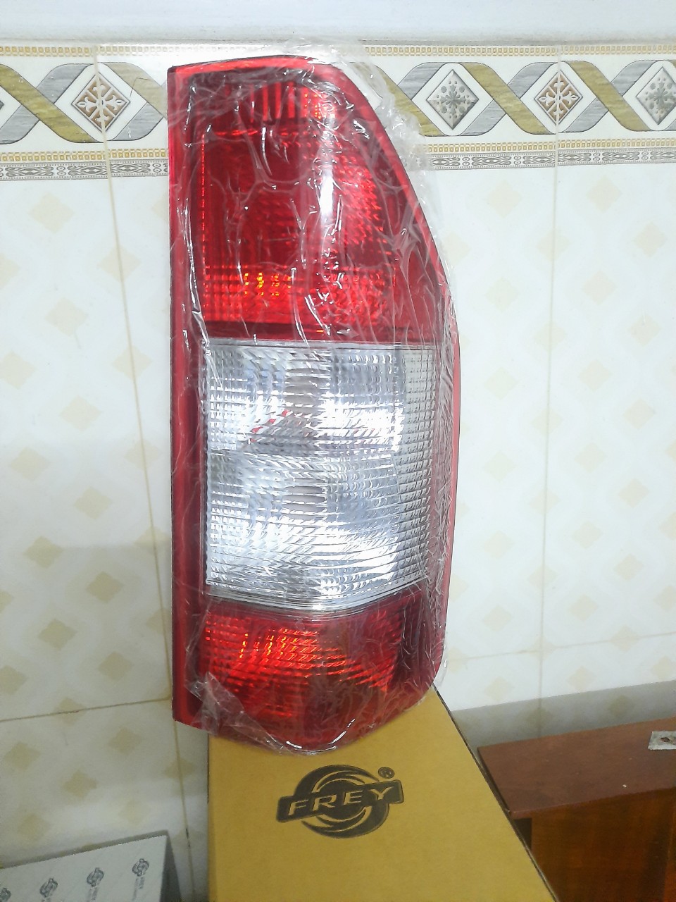 Đèn hậu sau mercedes sprinter 16 chỗ , đèn bên phụ