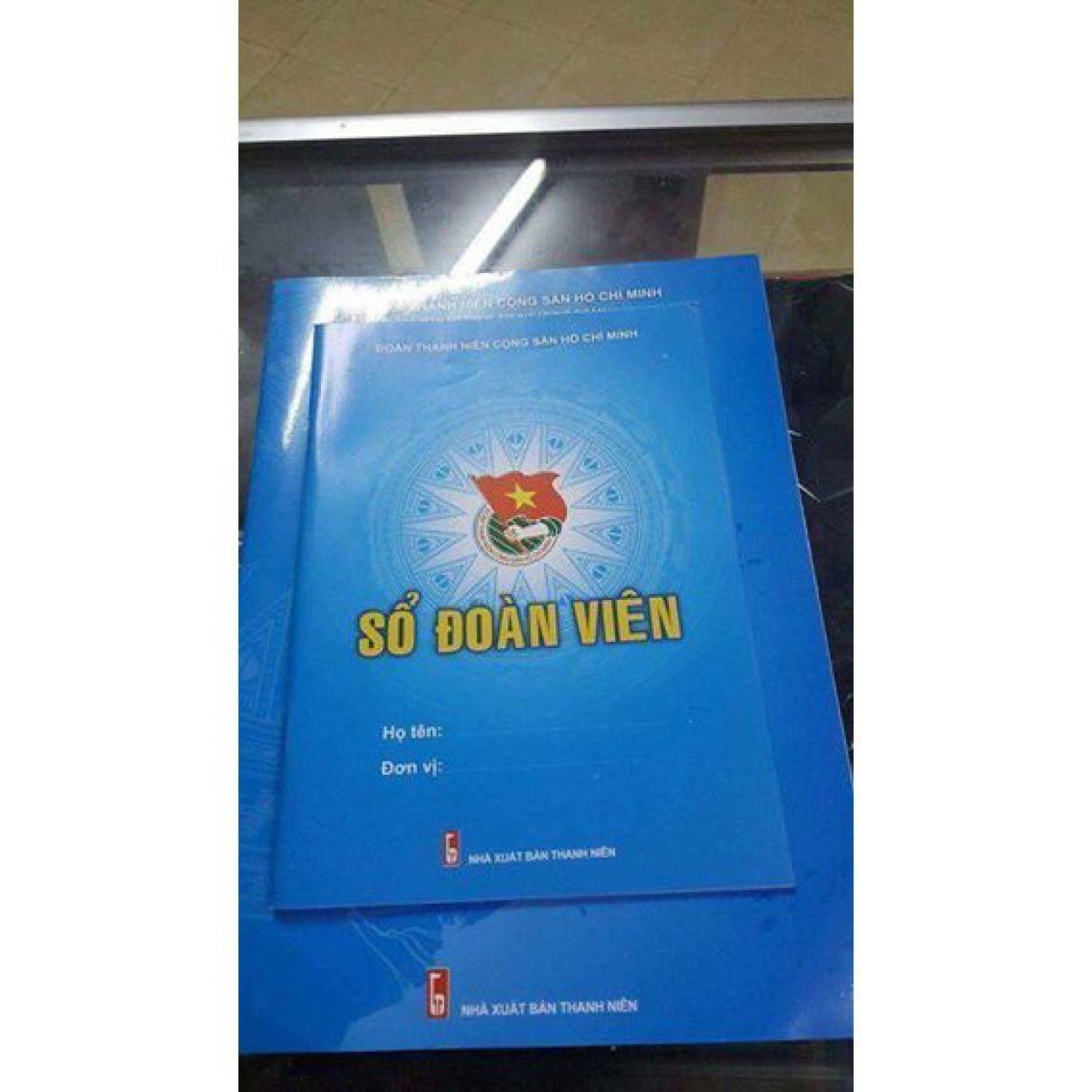 Sổ Đoàn Viên Màu Xanh, thảo luận chất vấn phê bình biểu quyết đề nghị và bảo lưu ý kiến của mình về công việc của Đoàn.