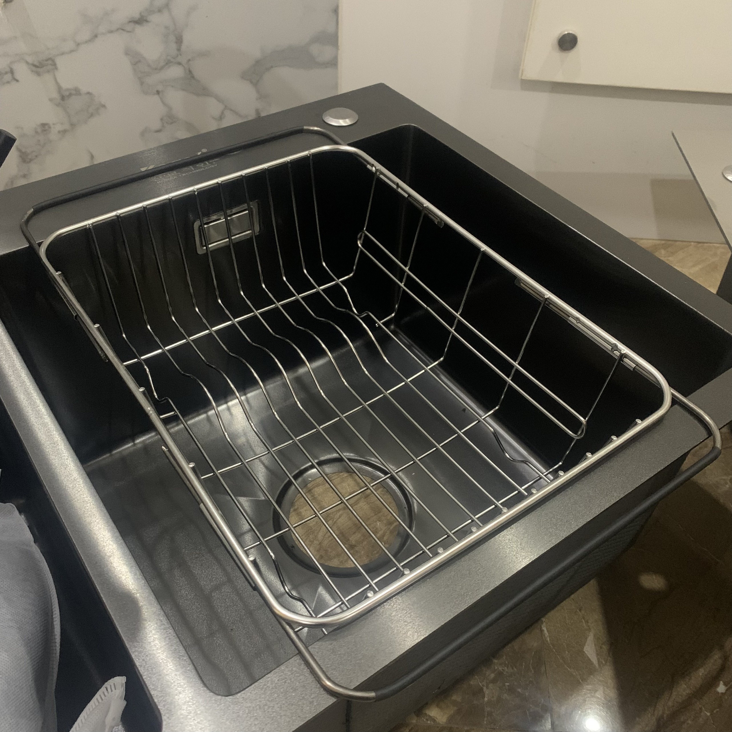Rổ inox 304 đặt trên chậu rửa bát