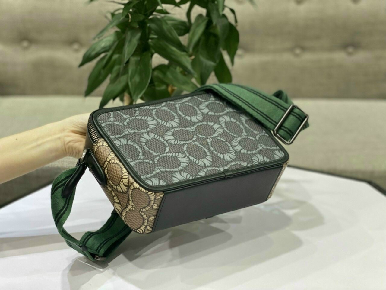 Túi đeo chéo Co.ach Charter Crossbody C0121