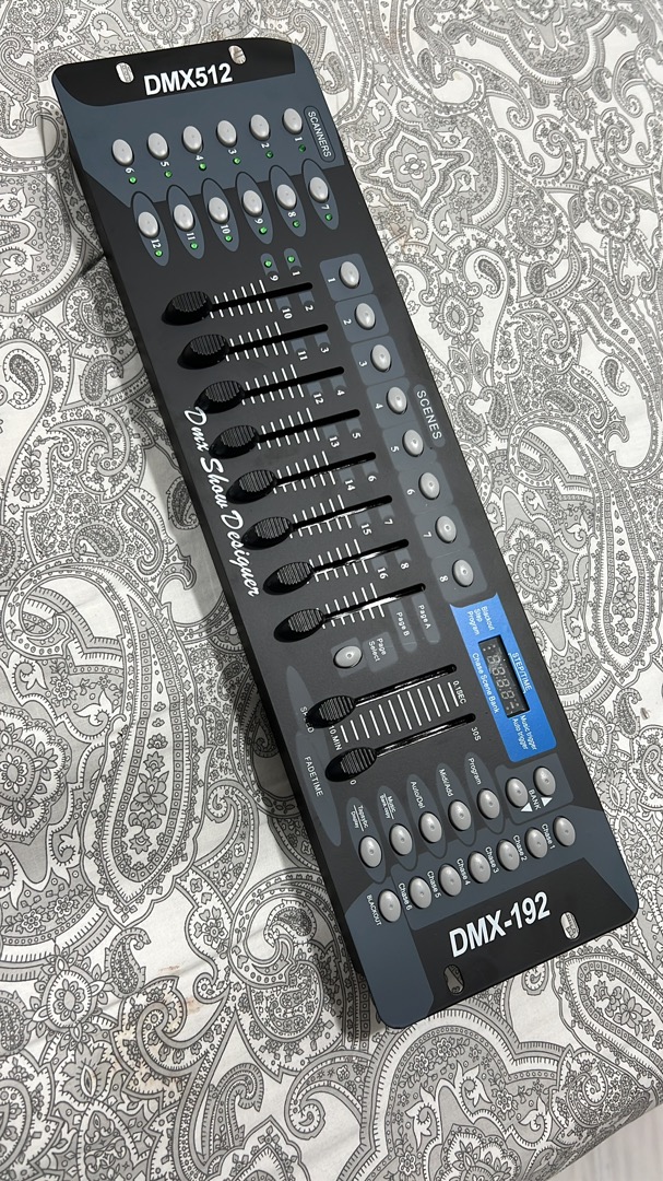 DMX 512 stage lighting console ( - 192 channels).