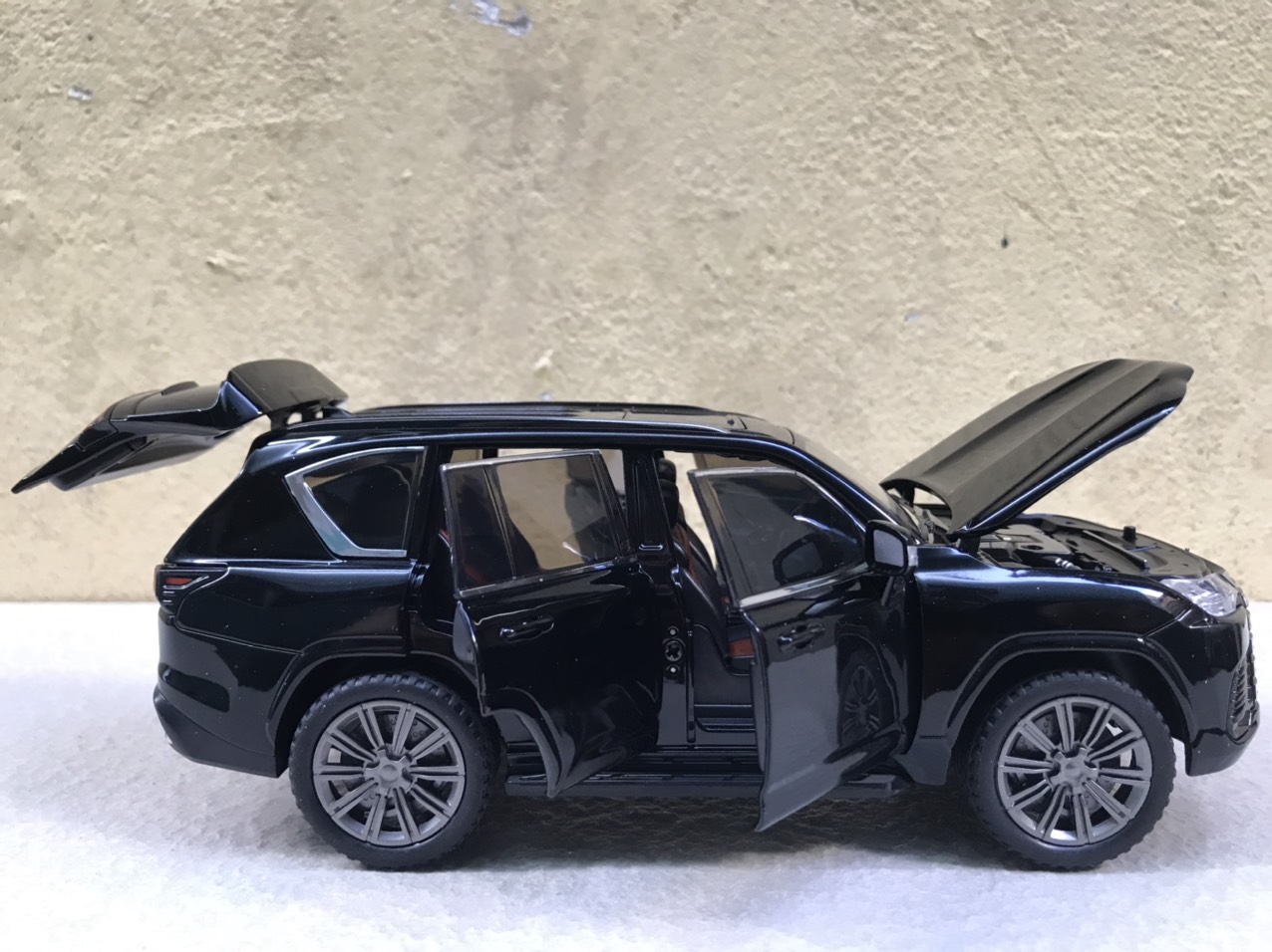 Mô hình xe LEXUS LX600 2024 1:24