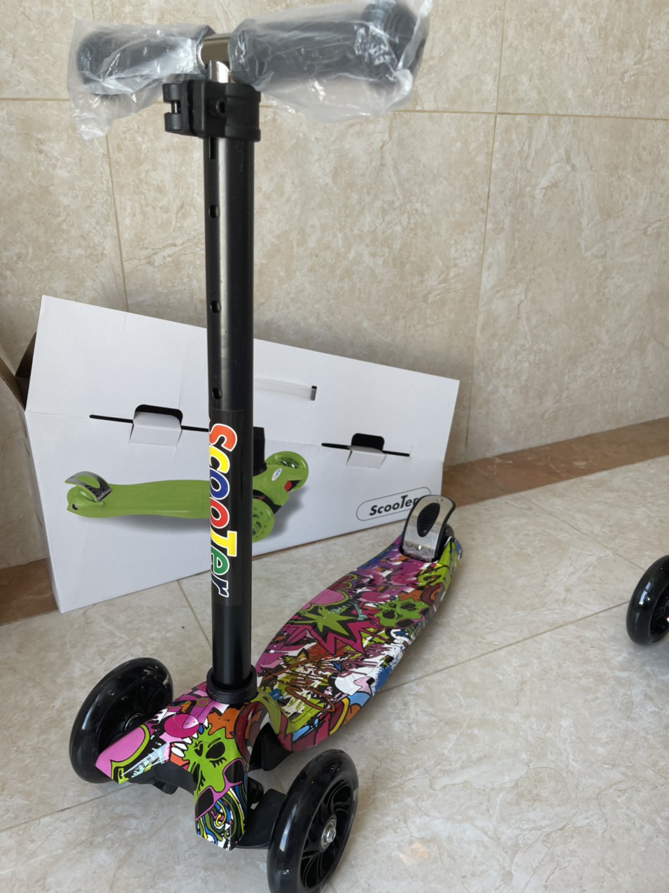 Xe Scooter ba bánh phong cách graffiti cực ngầu