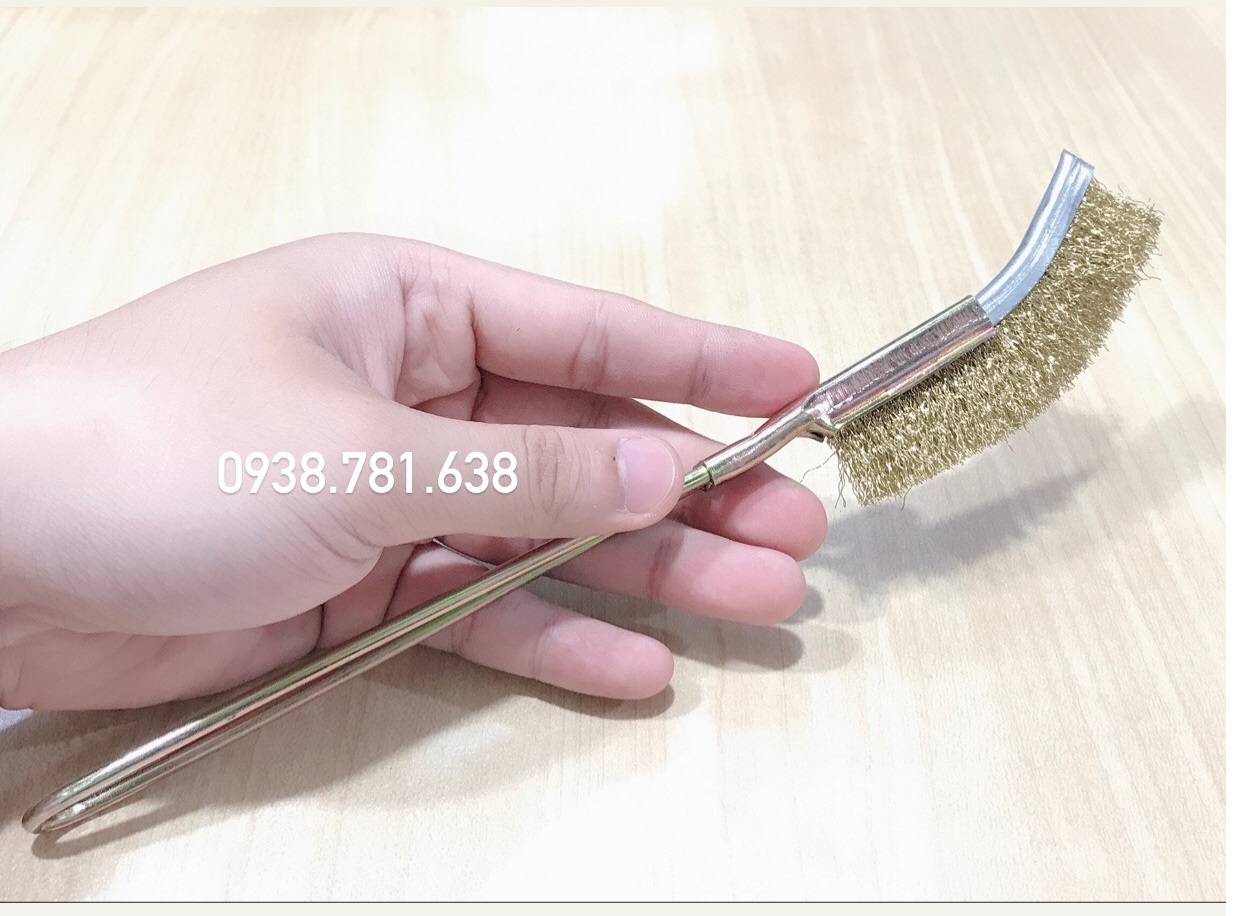 Bàn Chải Cán Sắt Đầu Cong Sợi Đồng