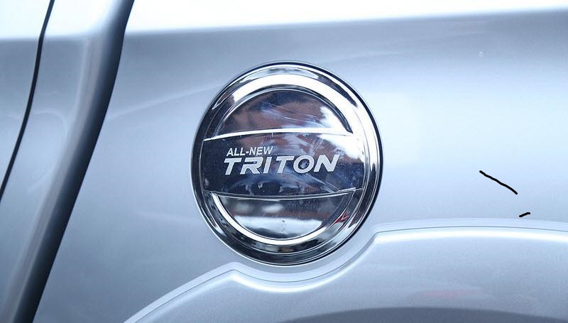 Ốp nắp xăng Triton