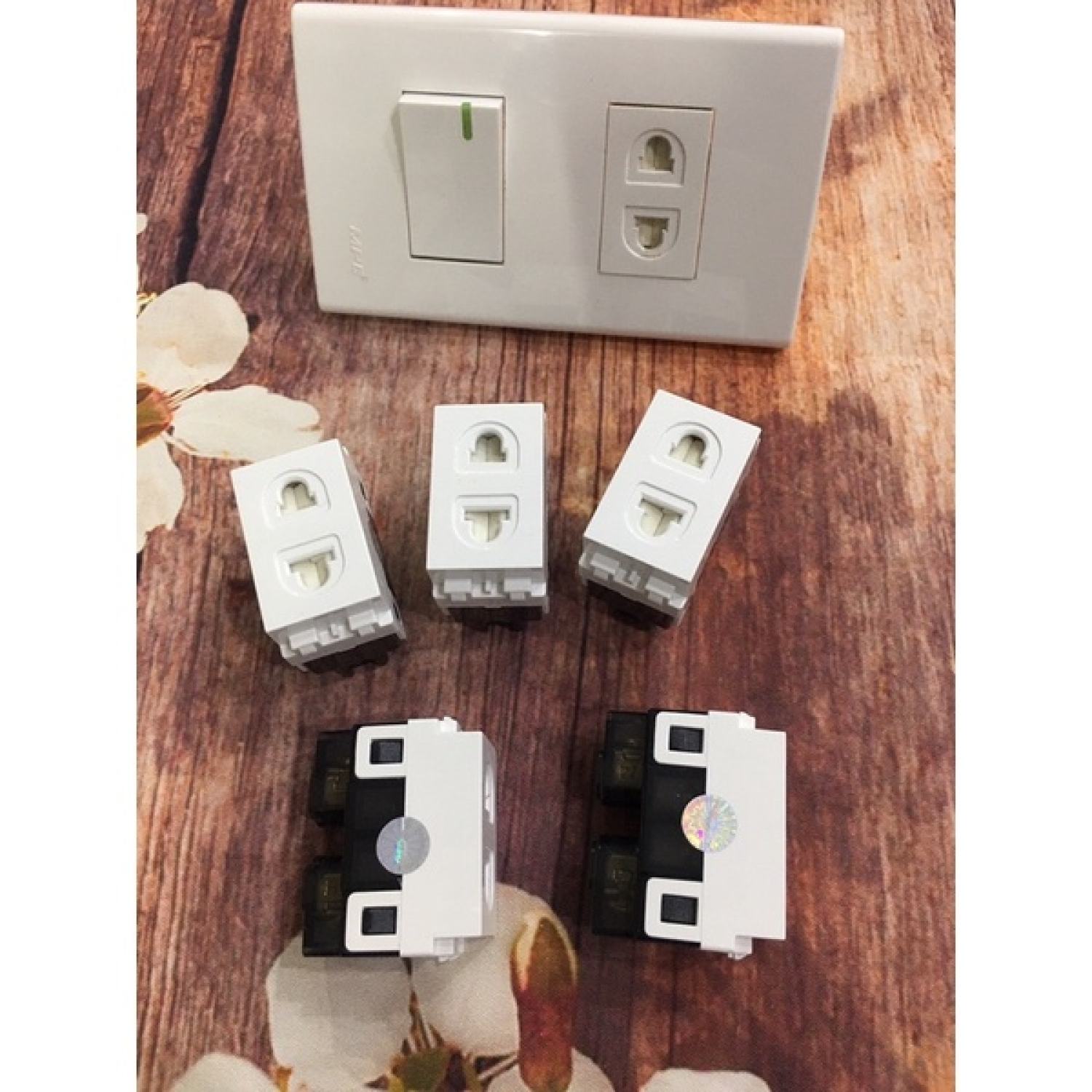 Ổ cắm 2 chấu hàng MPE