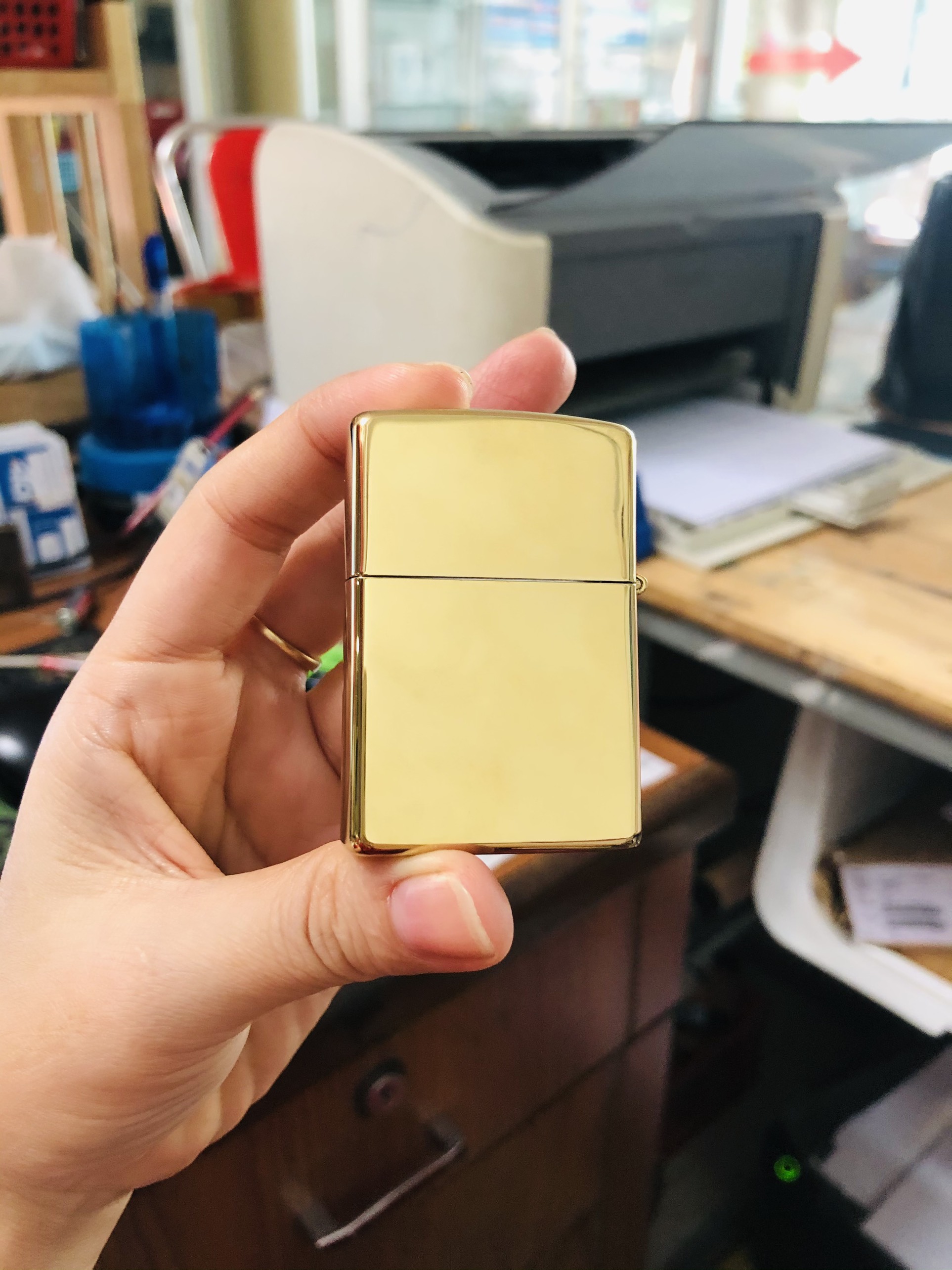 BẬT LỬA ZIPPO MÀU VÀNG HỌA TIẾT CHÓ SÓI - RUỘT TRẮNG