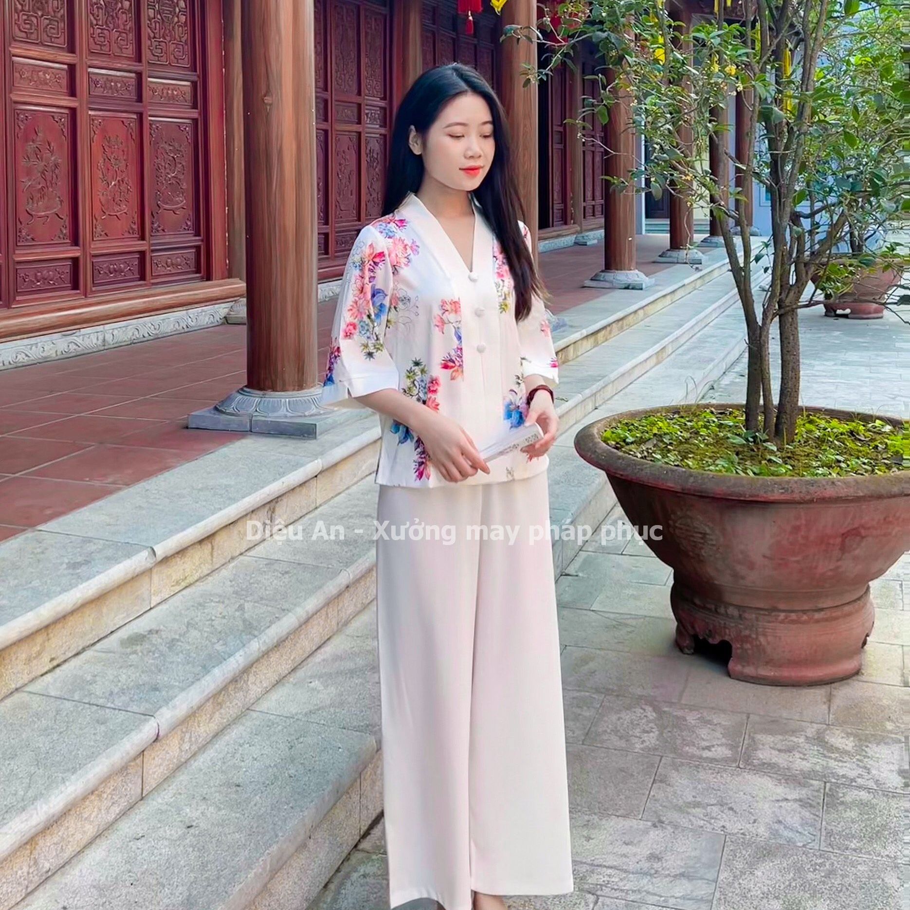 Set lụa vân gỗ cao cấp đi lễ chùa màu trắng hoa lan