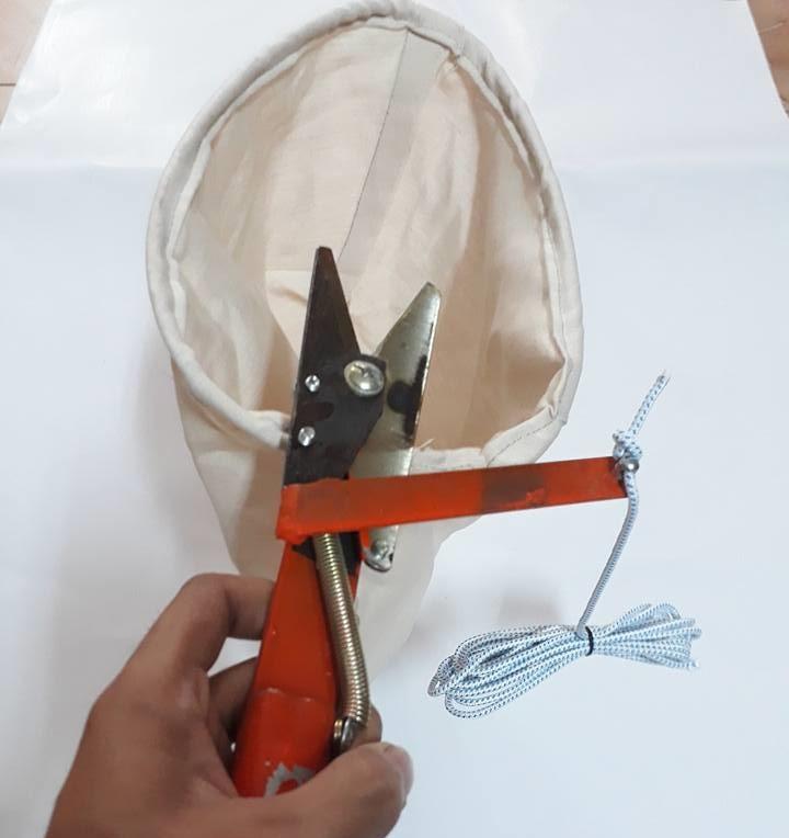 Lồng hái trái trên cao có dây giật