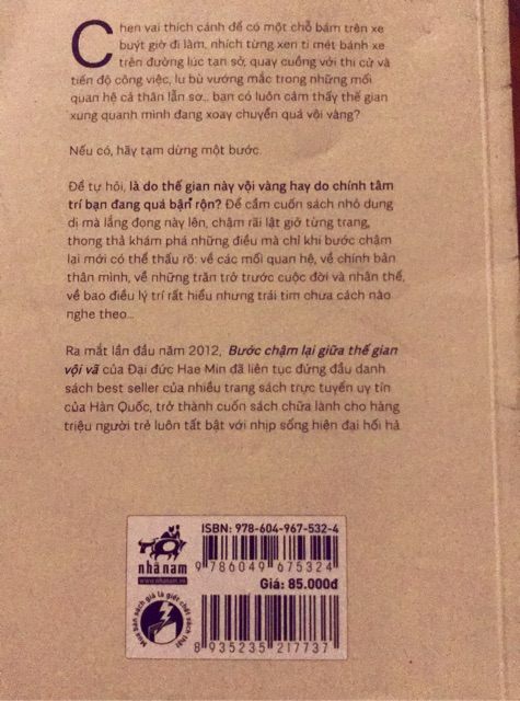 Sách - Bước Chậm Lại Giữa Thế Gian Vội Vã