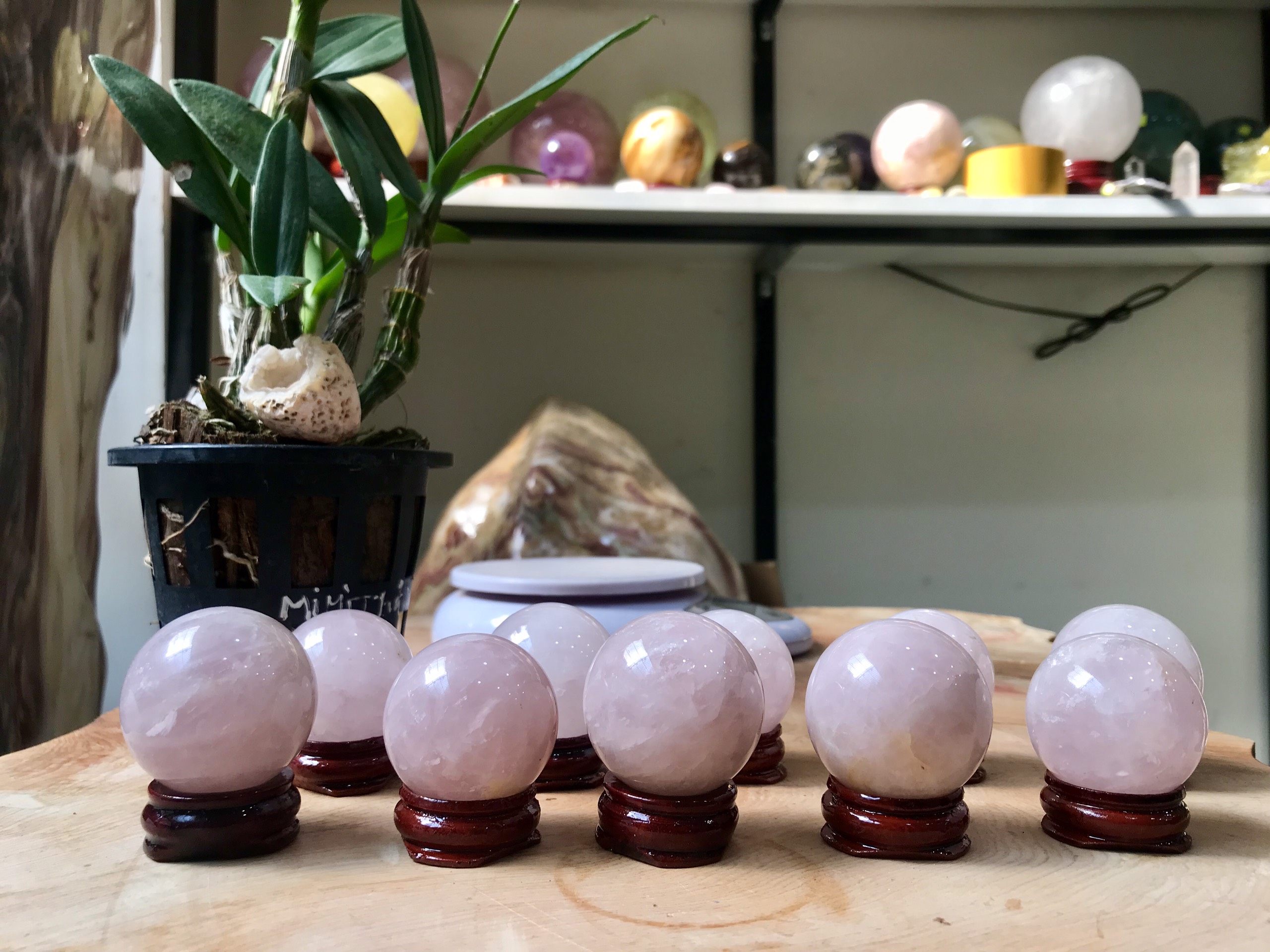 [HCM]ĐÁ PHONG THỦY HÌNH CẦU - BI CẦU PHONG THỦY THẠCH ANH HỒNG ĐK: 3.5 CM (KÈM ĐẾ )