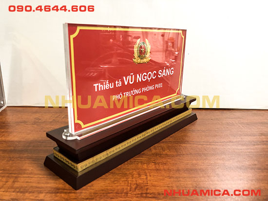 BIỂN CHỨC DANH ĐỂ BÀN ĐẾ GỖ (LOẠI KHÔNG ỐC)