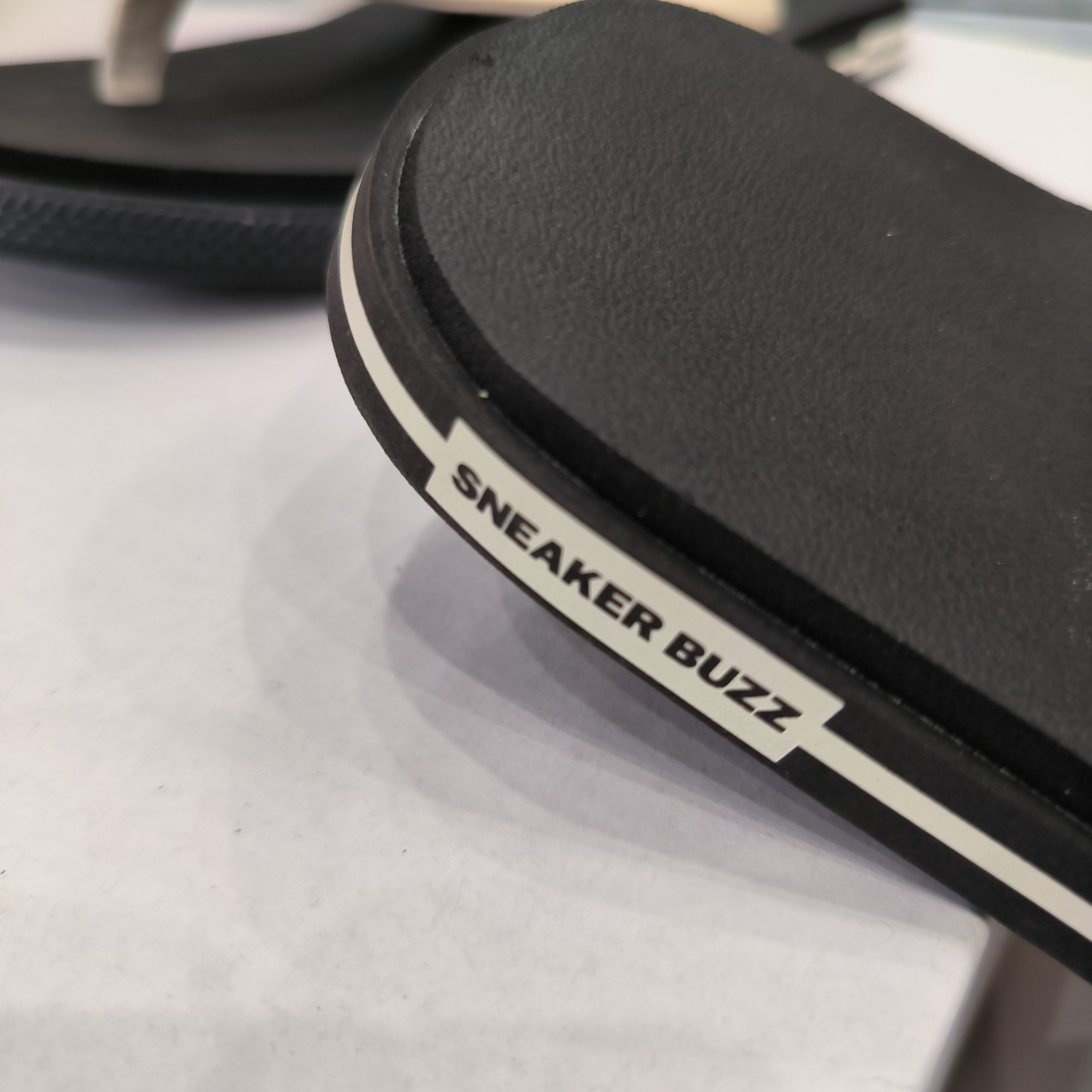 Dép Sneaker Buzz nền đen quai trắng sữa 1SB0029