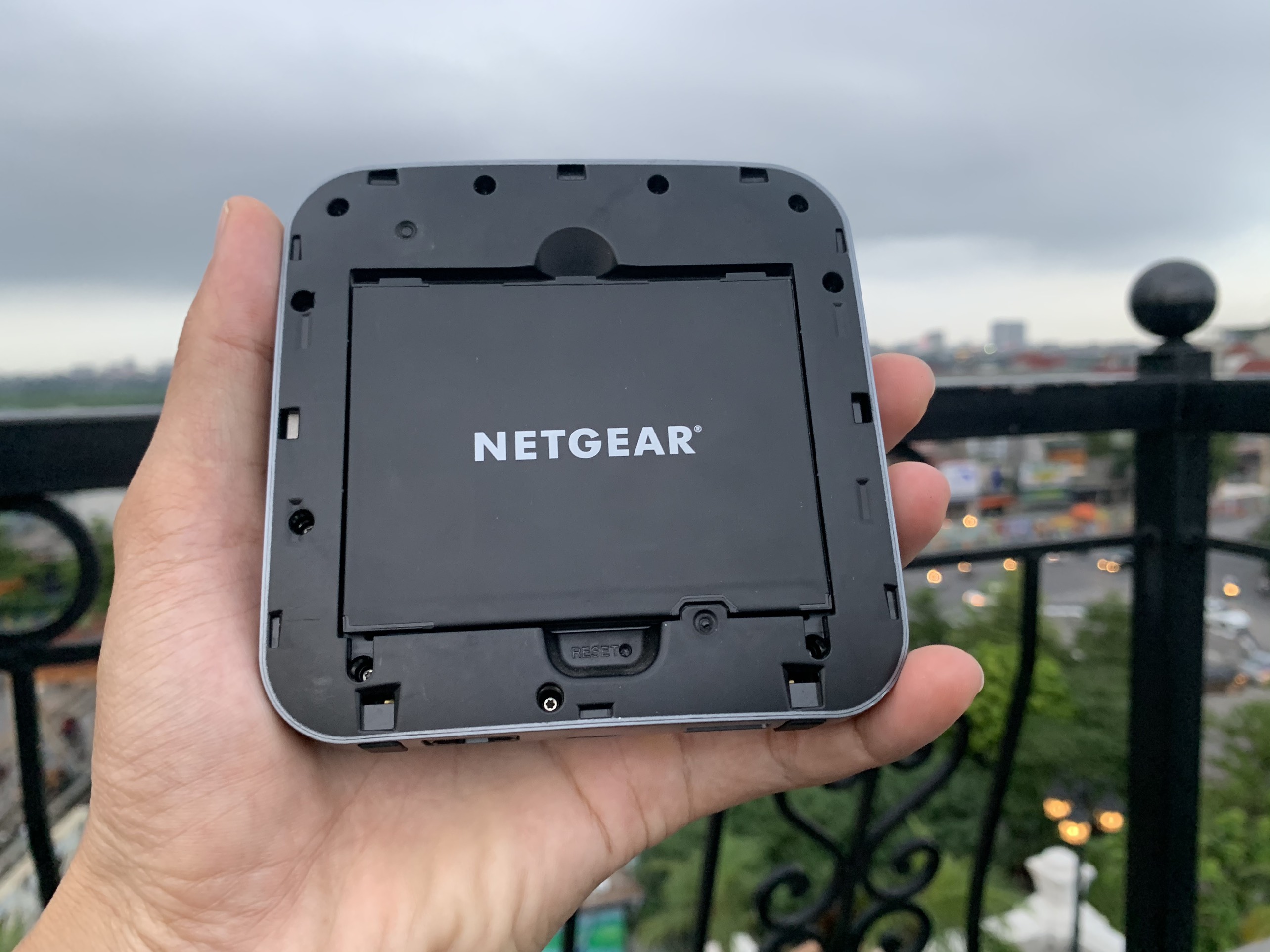 [Trả góp 0%]Cục Phát WiFi 4G Netgear M2 (Nighthawk MR2100) - Nhập Khẩu