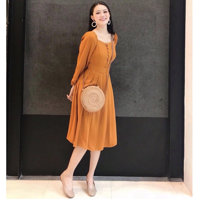 Đầm cam nút bọc xếp li