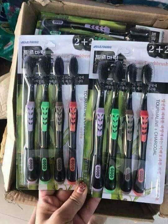Vỉ 4 bàn chải đánh răng than tre hoạt tính