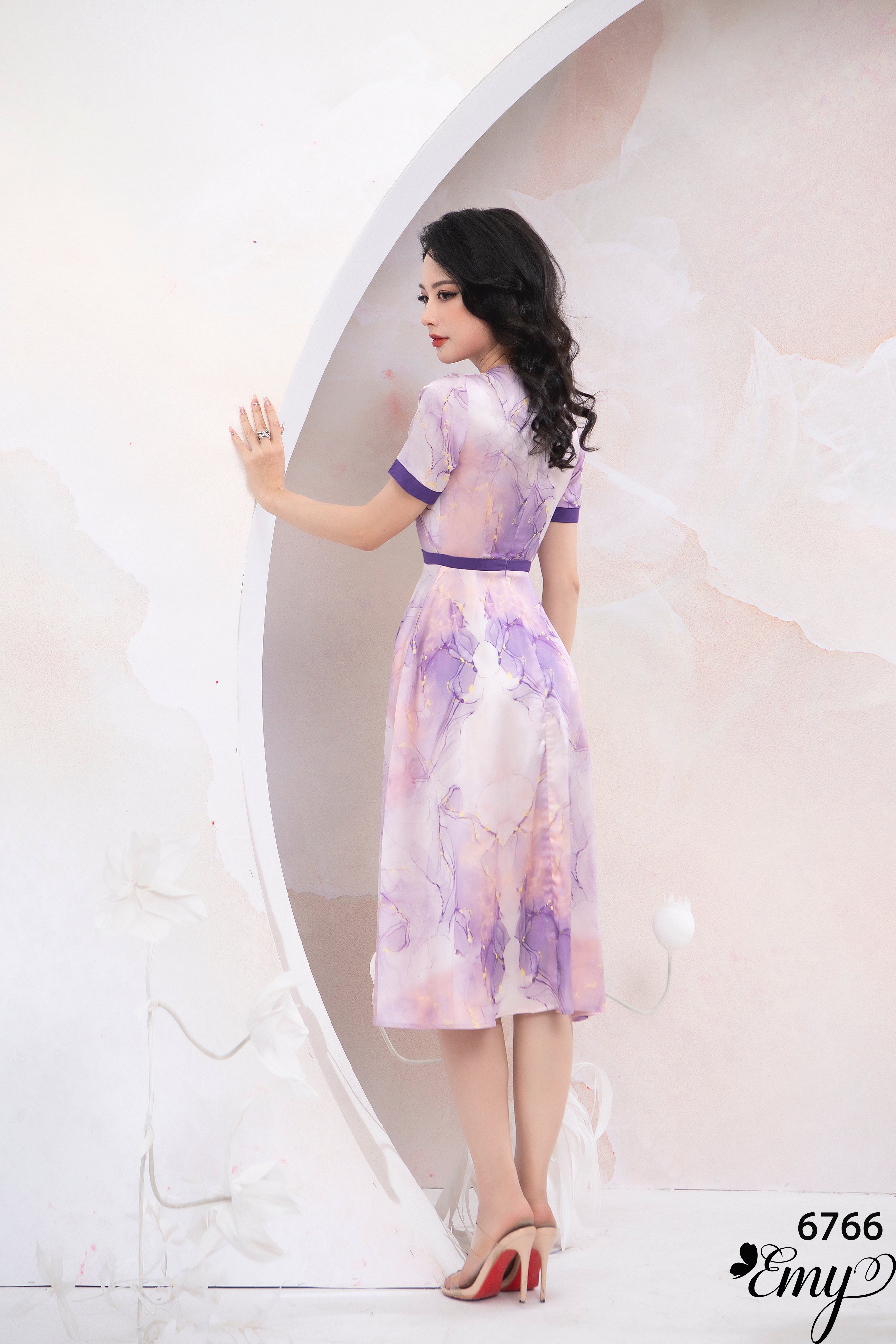 Đầm EMY EM6766 Xoè Cổ V Nền Tím Nhạt