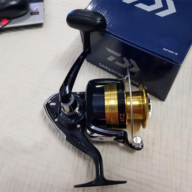 Máy câu cá Daiwa SWEEPFIRE 4000-2B