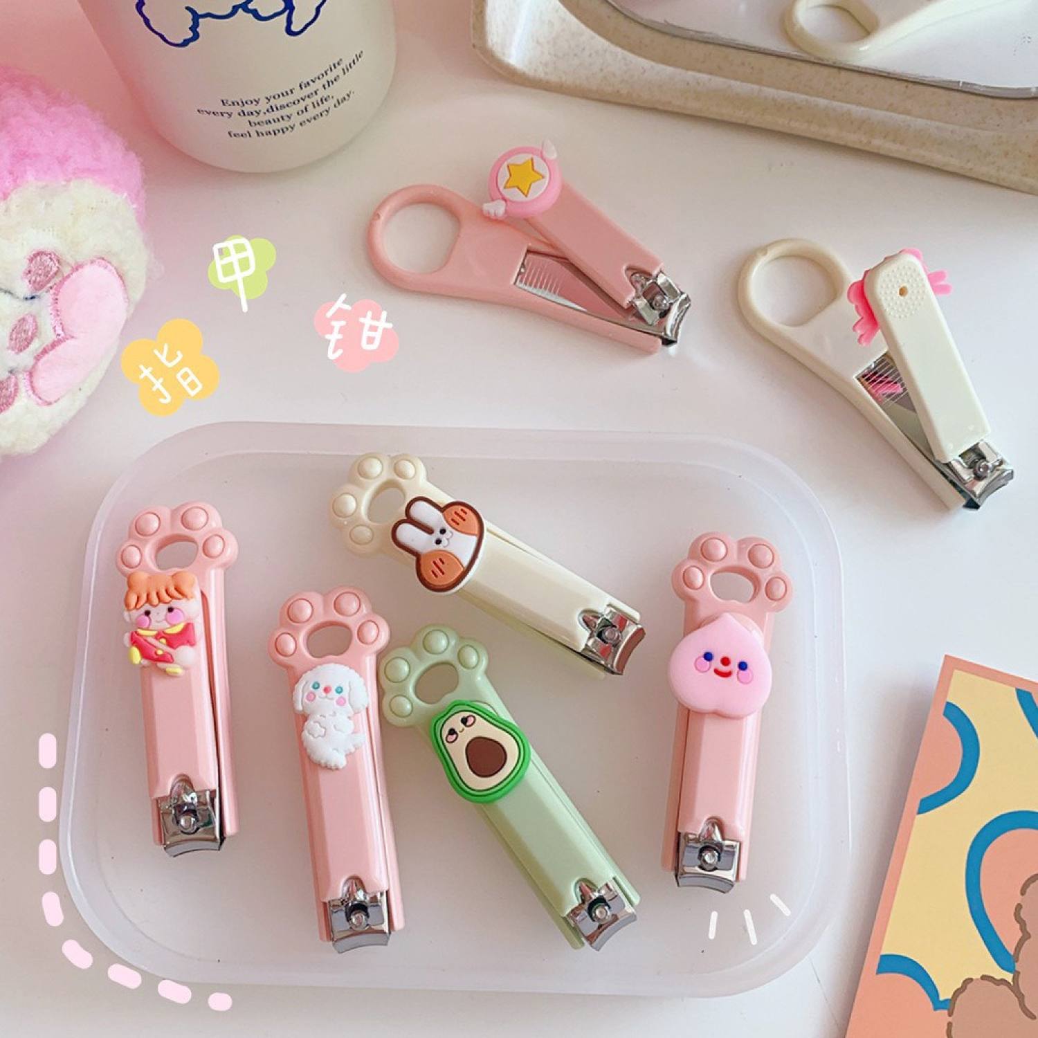 Bấm móng tay đính icon hoạt hình dễ thương