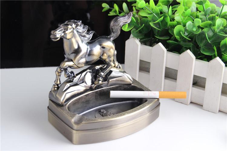 Bật lửa kiêm gạt tàn 2 chức năng hình Ngựa Phi ( Kim loại ) Size : 12cm X 11cm X 9cm