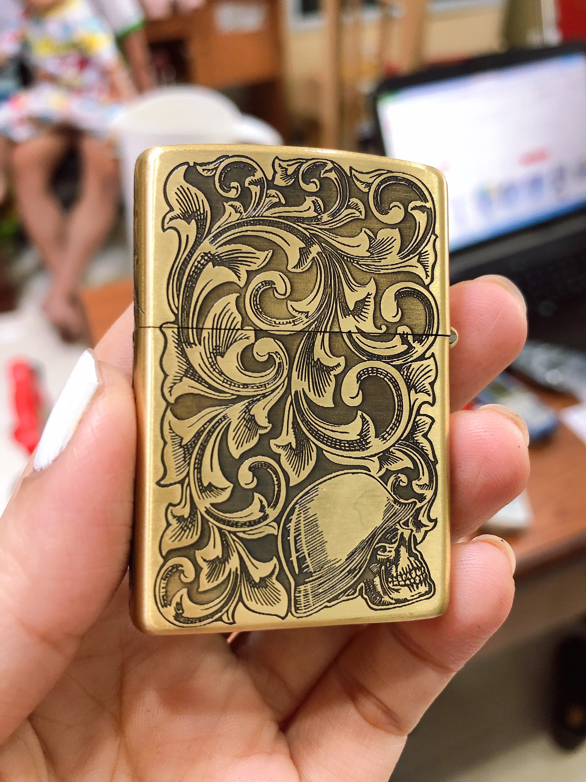 Bật Lửa Zippo khắc 5 MẶT HÌNH THIẾU NỮ, HÀNG LOẠI 1 VỎ BẰNG ĐỒNG CÓ DÁN TEM ĐỎ