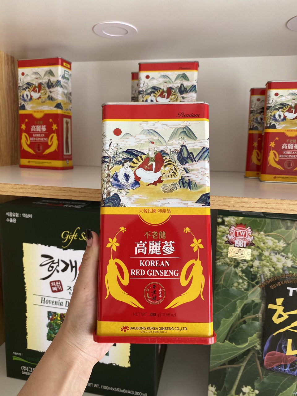 Hồng sâm củ khô Hàn Quốc Deadong hộp thiếc Thượng Hạng 6 tuổi 300g 11-20 củ ( Mẫu mới )