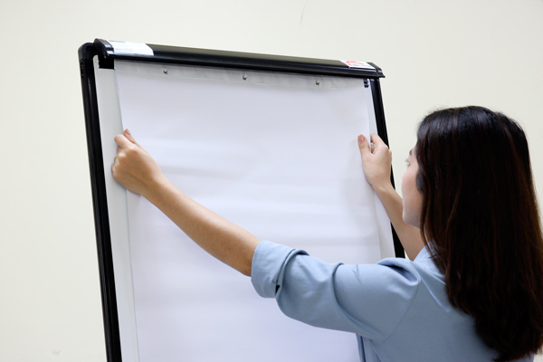 Bảng Flipchart Silicon 3 chân FB33(70x100)