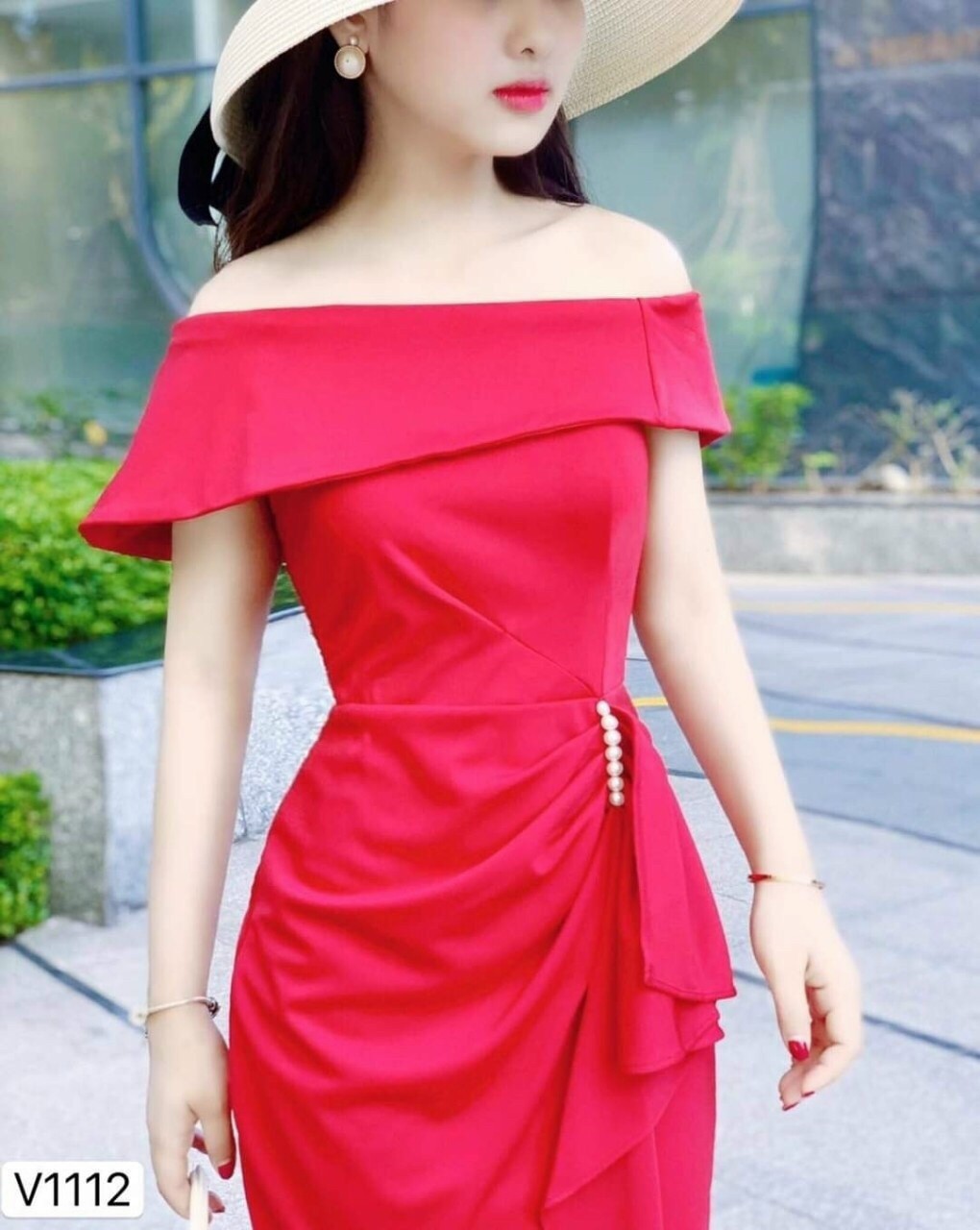 Đầm body trễ vai đính cườm hông dễ thương.fashionlyly