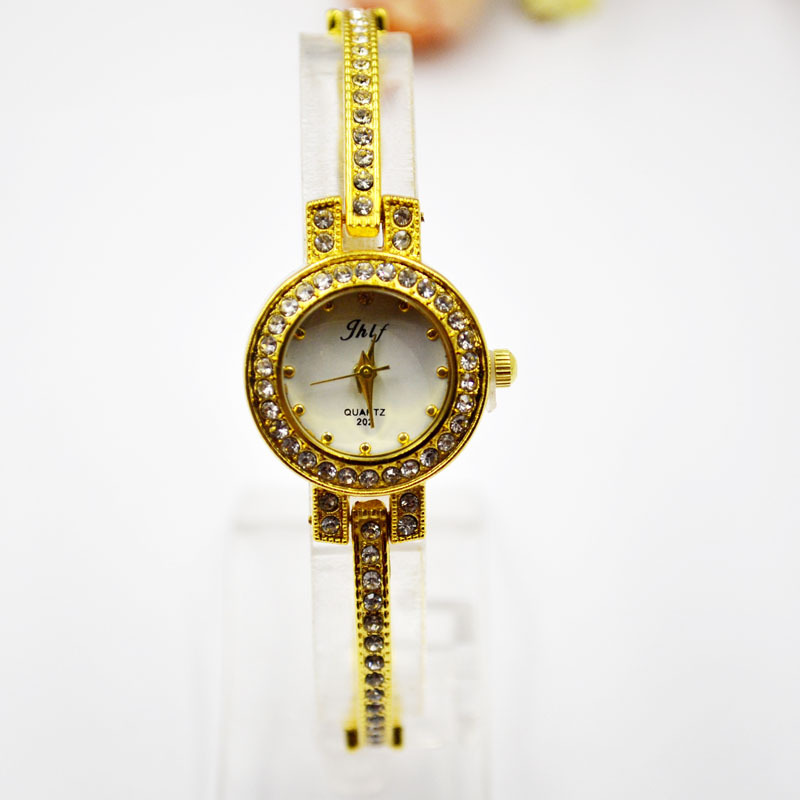 (Extra gift 1 tablets battery worth 20K) watches bangles stirrups applique Stone