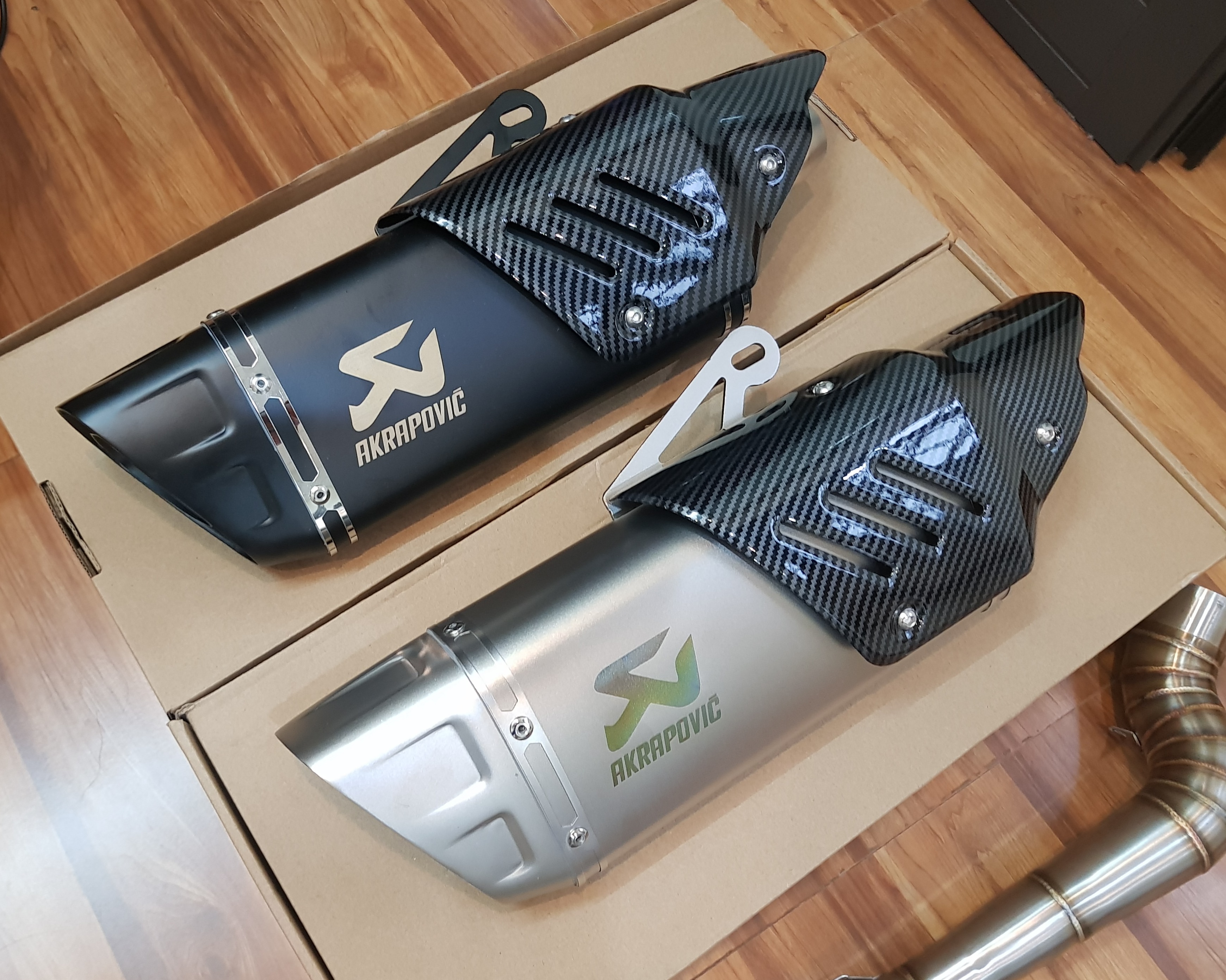 Pô Akrapovic R1 họng 51mm (đen, bạc)