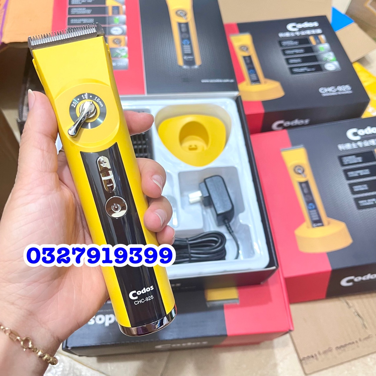 CODOS Tông đơ cắt tóc CODOS 925 cao cấp hàng chính hãng, pin Li-ion 2200mAh, 3 mức tốc độ, màn hình LCD, lưỡi titan sắc bén, thời gian sử dụng 240 phút