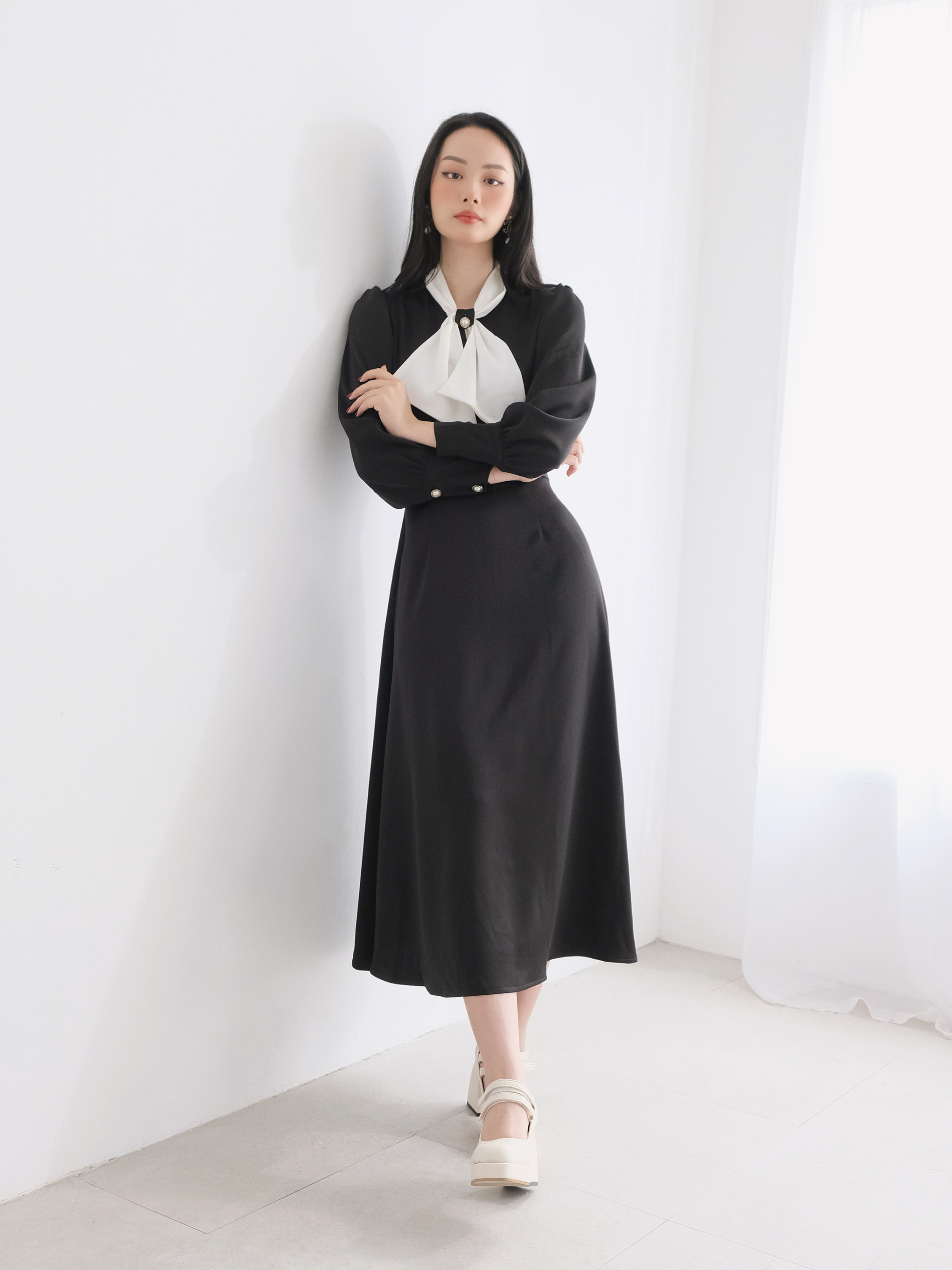 The19club - Váy lụa đen cổ trắng Nana
